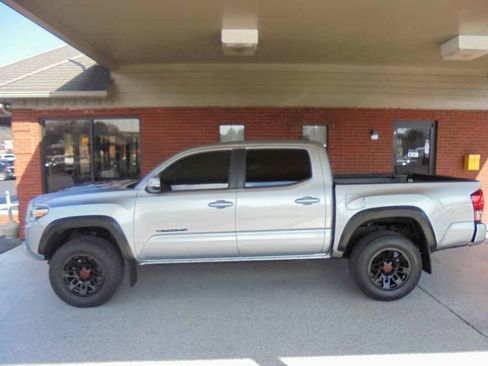 Used 2017 Toyota Tacoma TRD Sport image 1