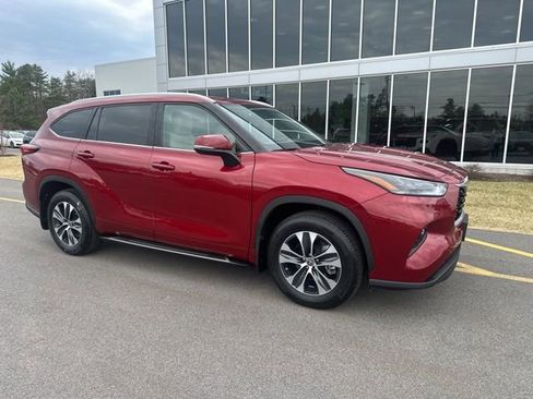 Used 2022 Toyota Highlander XLE image 3