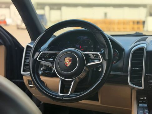 Used 2016 Porsche Cayenne w/ Premium Package AWD/4WD image 24