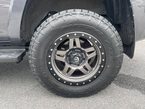 Used 2017 Toyota 4Runner SR5 AWD/4WD image 12