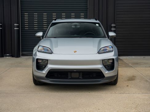 Certified 2025 Porsche Macan Electric image 6