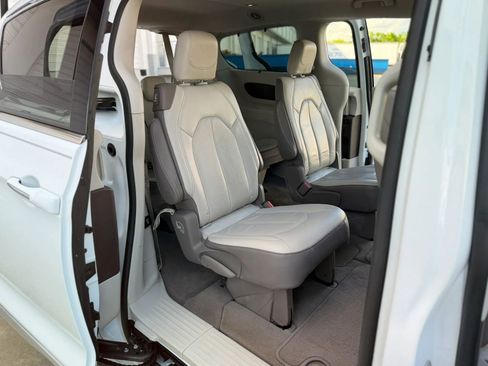 Used 2017 Chrysler Pacifica Touring-L Plus image 24