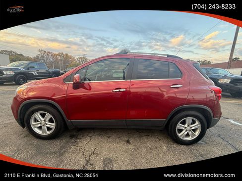 Used 2020 Chevrolet Trax LT w/ Sun & Sound Package image 5