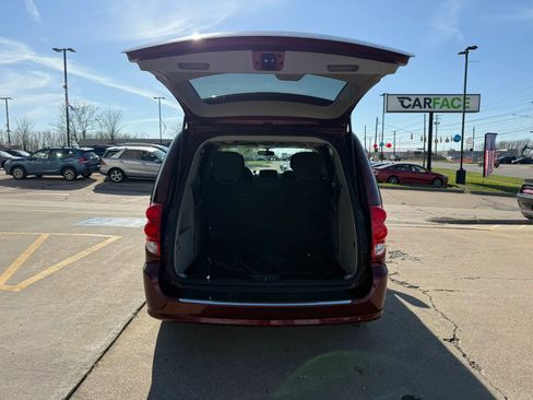 Used 2018 Dodge Grand Caravan SE w/ UConnect Hands-Free Group image 12
