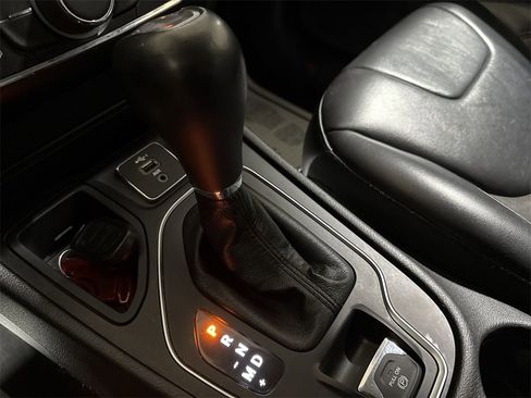 Used 2020 Jeep Cherokee Latitude Plus image 16