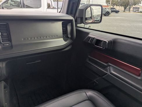Used 2025 Ford Bronco Badlands image 16
