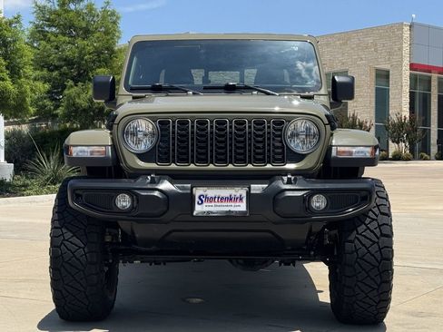 Used 2025 Jeep Gladiator Sport AWD/4WD image 7