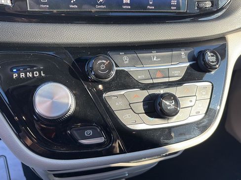 Used 2022 Chrysler Pacifica Touring-L image 13