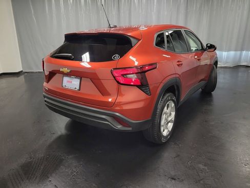 Used 2024 Chevrolet Trax LS w/ LS Convenience Package FWD image 8