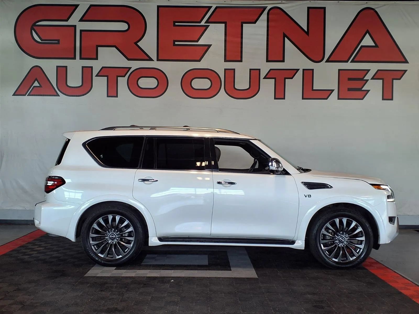 Used 2022 Nissan Armada Platinum w/ Captain's Chairs Package AWD/4WD image 1