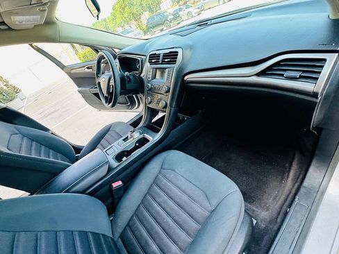 Used 2017 Ford Fusion SE FWD image 24