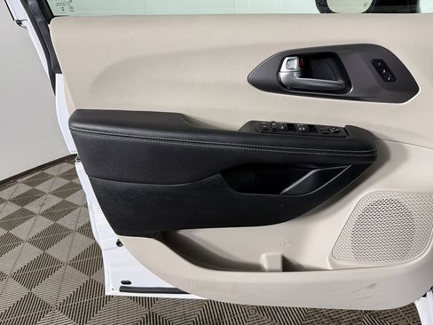 Used 2024 Chrysler Pacifica Touring-L image 19