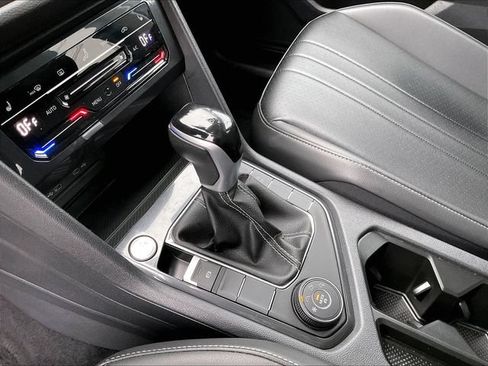 Used 2024 Volkswagen Tiguan SE w/ Panoramic Sunroof Package AWD/4WD image 16