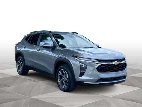 Used 2025 Chevrolet Trax LT w/ Driver Confidence Package FWD image 2