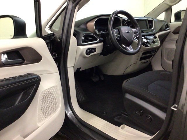 Used 2022 Chrysler Voyager LX FWD image 15