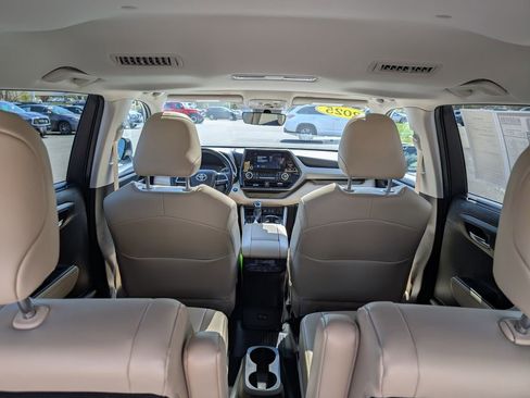 Used 2025 Toyota Highlander XLE AWD/4WD image 14