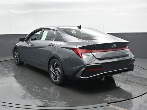Used 2025 Hyundai Elantra Limited FWD image 10