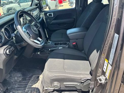 Used 2018 Jeep Wrangler Unlimited Sahara AWD/4WD image 5