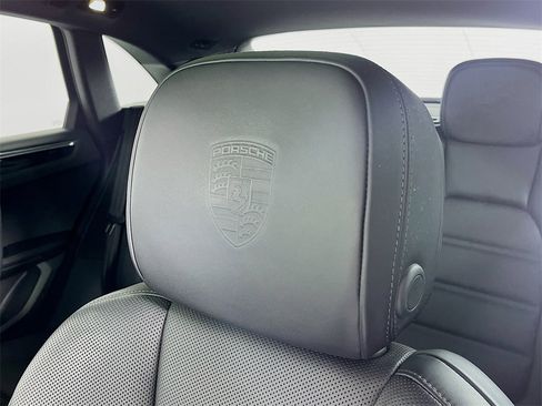 Certified 2025 Porsche Macan image 32