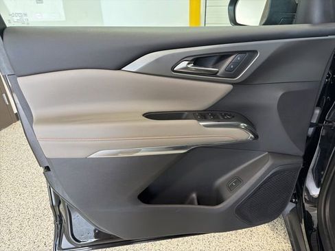 Used 2025 Chevrolet Traverse LT FWD image 8