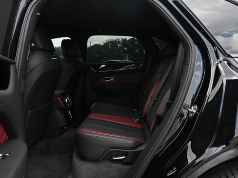 Used 2024 Bentley Bentayga AWD/4WD image 20