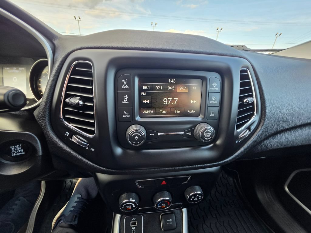 Used 2018 Jeep Compass Latitude FWD image 18