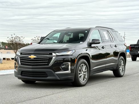Used 2023 Chevrolet Traverse LT image 1