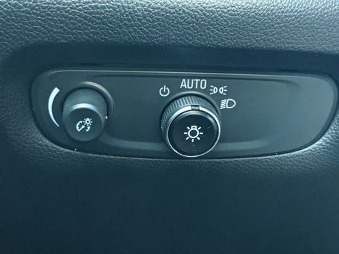 Used 2023 Chevrolet Traverse LT image 21