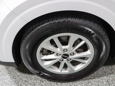 Used 2024 Kia Carnival LX FWD image 11