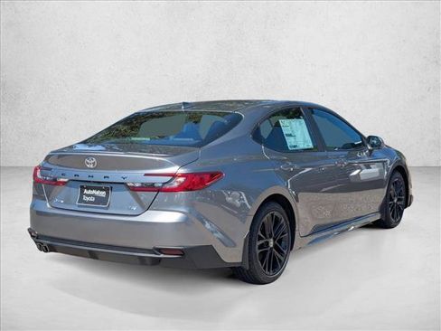 Used 2025 Toyota Camry SE image 2