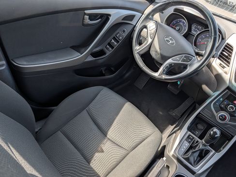 Used 2015 Hyundai Elantra SE w/ Option Group 03 FWD image 9