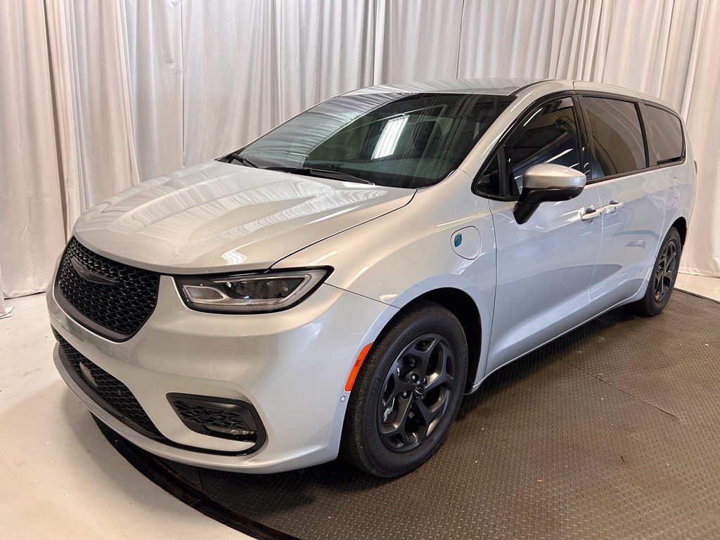Used 2023 Chrysler Pacifica Touring-L w/ Uconnect Theater Family Group FWD image 28