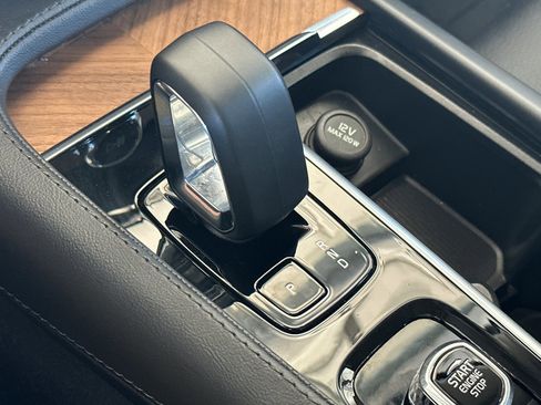 Certified 2025 Volvo XC90 B6 Plus image 26