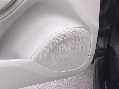 Used 2023 Volvo XC90 B6 Plus image 13