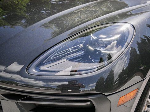 Used 2025 Porsche Macan AWD/4WD image 6