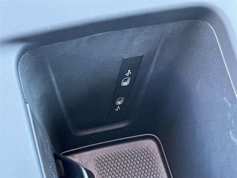 New 2025 Volkswagen Tiguan SE image 32