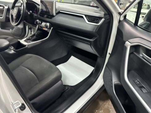 Used 2025 Toyota RAV4 XLE AWD/4WD image 32