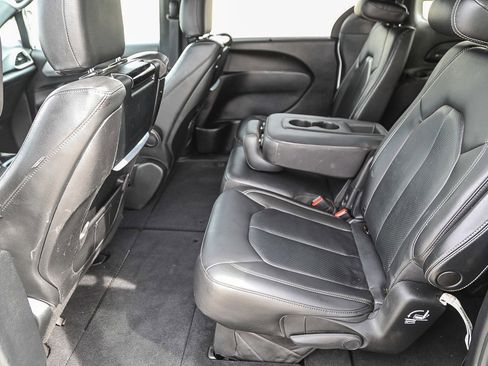 Used 2020 Chrysler Pacifica Touring-L Plus w/ S Appearance Package FWD image 19