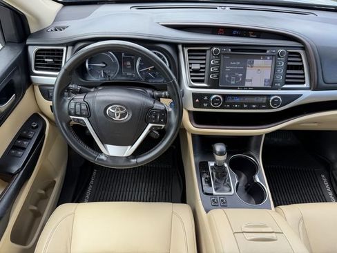 Used 2019 Toyota Highlander XLE AWD/4WD image 10
