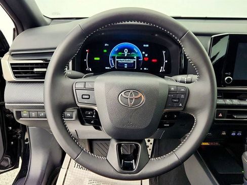 Used 2025 Toyota Camry SE image 12