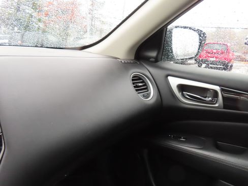 Used 2019 Nissan Pathfinder SV image 24