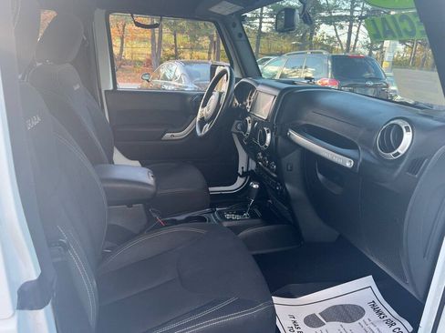 Used 2018 Jeep Wrangler Sahara w/ Connectivity Group AWD/4WD image 9