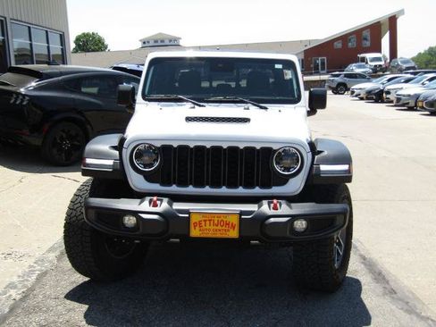 Used 2024 Jeep Gladiator Mojave AWD/4WD image 13