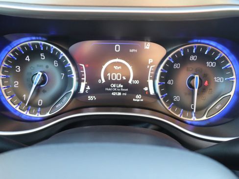 Used 2024 Chrysler Pacifica Touring-L image 31