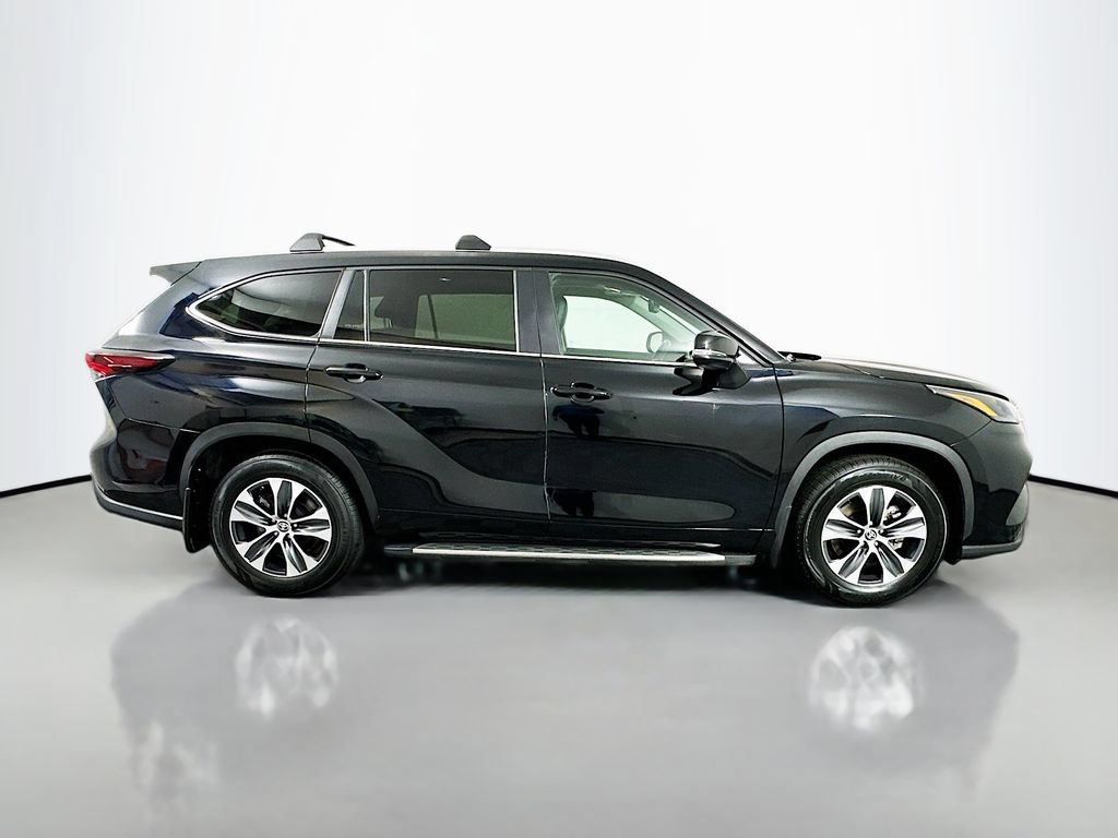 Used 2024 Toyota Highlander XLE FWD image 4