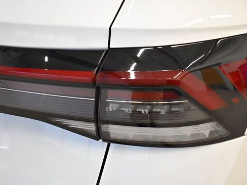 Used 2025 Volkswagen Taos SE AWD/4WD image 12