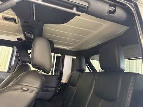 Used 2015 Jeep Wrangler Unlimited Sahara AWD/4WD image 32