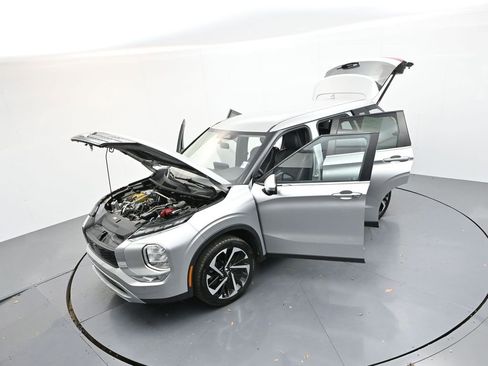 Used 2022 Mitsubishi Outlander SE image 35
