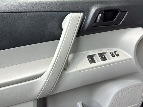 Used 2011 Toyota Highlander 2WD image 12