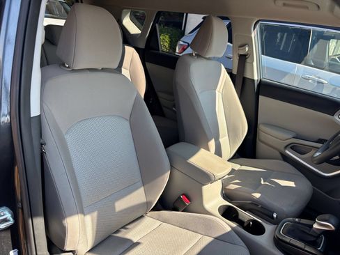 Used 2025 Kia Soul LX w/ LX Technology Package FWD image 33
